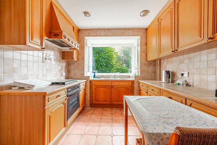 5 Bedroom Detached House For Sale In Winscombe Way, Stanmore, HA7