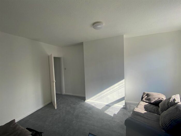 2 Bedroom Flat To Rent In Portland Road, Hucknall, Nottingham, NG15