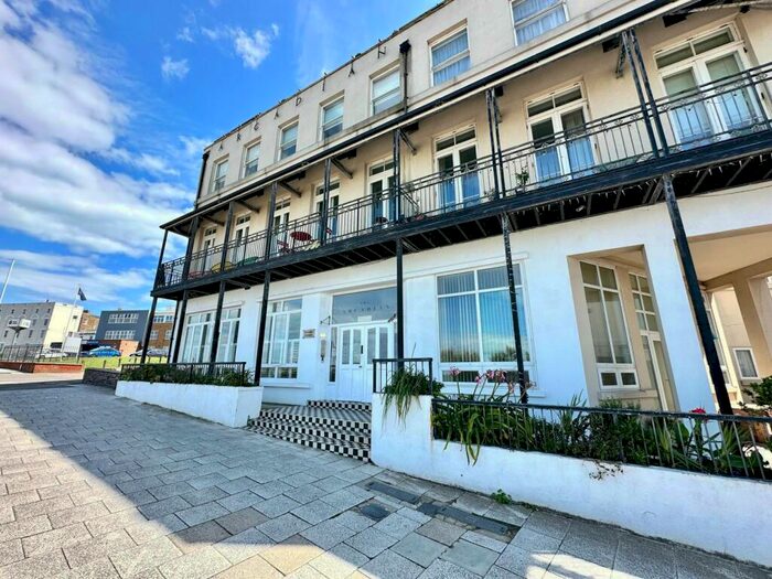 2 Bedroom Apartment To Rent In Fort Hill, Margate, CT9