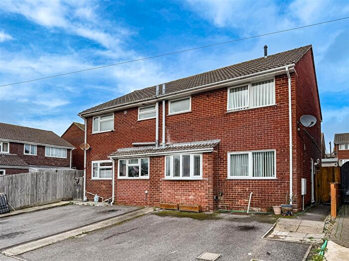 4 Bedroom Semi Detached House For Sale In Hawthorn Close, Portchester, PO16