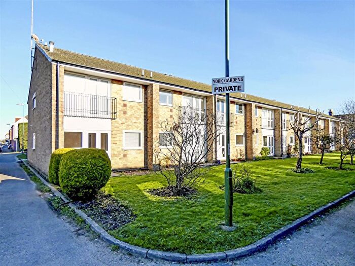 1 Bedroom Flat To Rent In York Gardens, York Road, Littlehampton, BN17