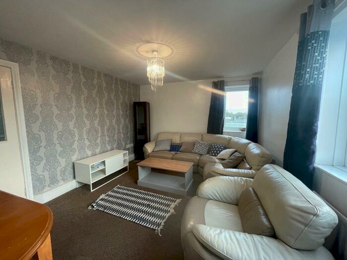 3 Bedroom Flat To Rent In Rothley Close, Gosforth, NE3