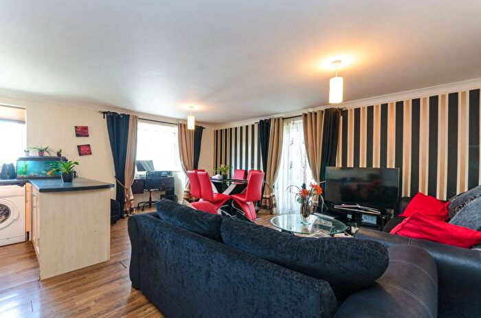 2 Bedroom Flat For Sale In Oakleigh Road North, Whetstone, London, N20