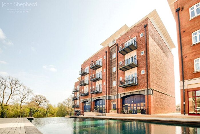 3 Bedroom Flat To Rent In Waterside, Shirley, Solihull, West Midlands, B90