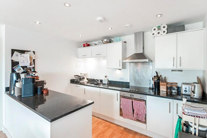 3 Bedroom Flat To Rent In Tyssen Street, London, E8