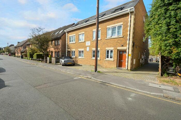 2 Bedroom Flat To Rent In Hencroft Street North, Slough, Berkshire, SL1