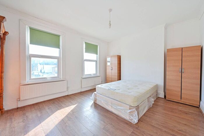 4 Bedroom Flat To Rent In Khama Road, Tooting Broadway, London, SW17