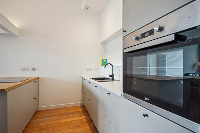 1 Bedroom Flat For Sale In Ingram Street, Merchant City, G1