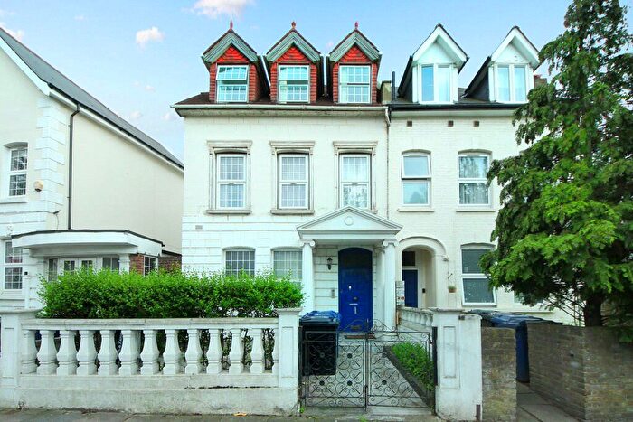 3 Bedroom Flat To Rent In York Road, London, W3