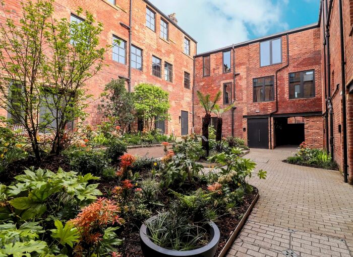 3 Bedroom Flat To Rent In Milton Street, Sheffield, South Yorkshire, S3