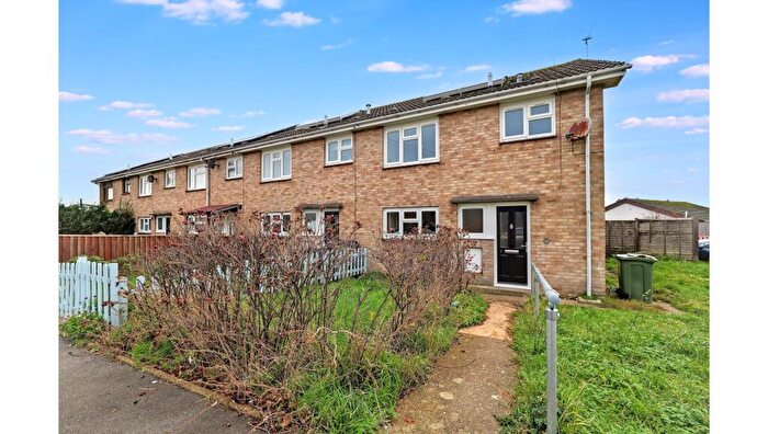 3 Bedroom End Of Terrace House For Sale In Solent Gardens, Freshwater, Isle Of Wight, PO40