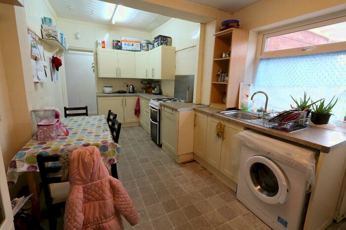 4 Bedroom Semi-Detached House To Rent In Barlow Moor Road, Manchester, M21