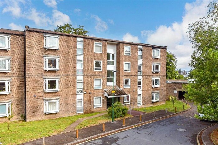 2 Bedroom Flat For Sale In Ambleside Gardens, Sutton, Surrey, SM2