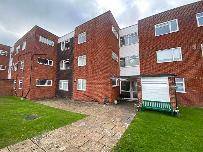 2 Bedroom Flat To Rent In Timberlaine Road, BN24