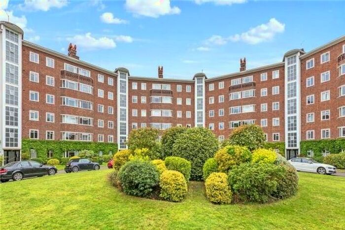 3 Bedroom Flat To Rent In Queens Road, Richmond, West London, TW10