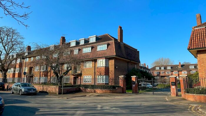 2 Bedroom Flat To Rent In West Street Lane, Carshalton, Surrey, SM5