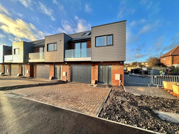 3 Bedroom Semi-Detached House To Rent In Saxon Reach, Cliffsend, CT12