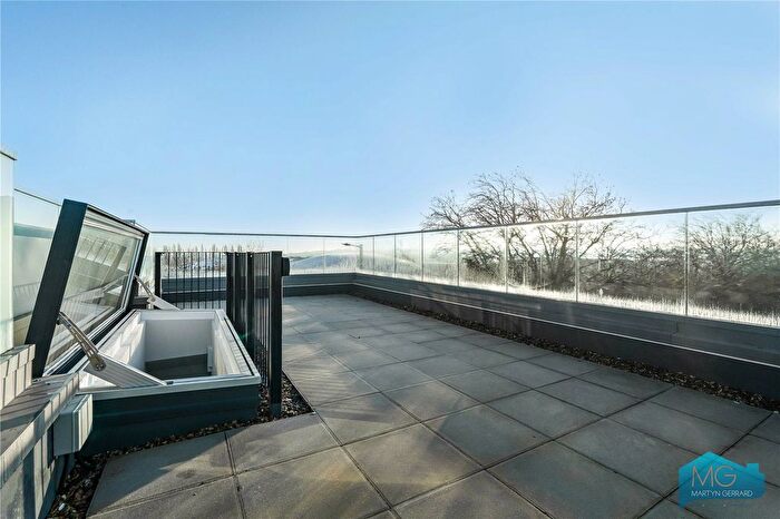 4 Bedroom End Terrace House For Sale In High Road, London, N12