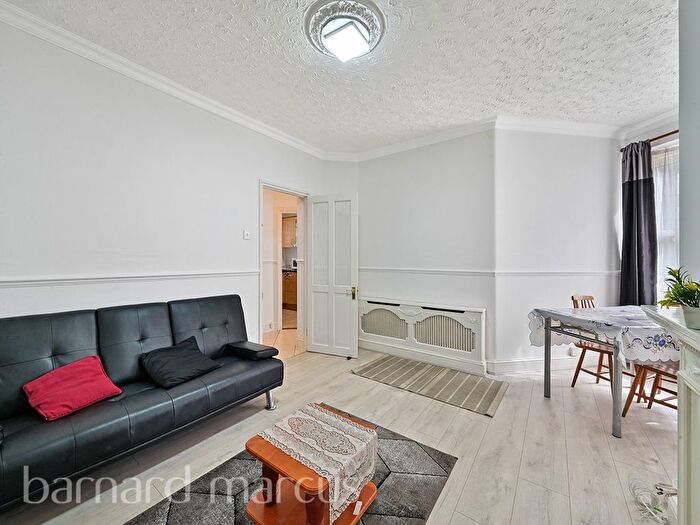 3 Bedroom Flat To Rent In Lilford Road, London, SE5