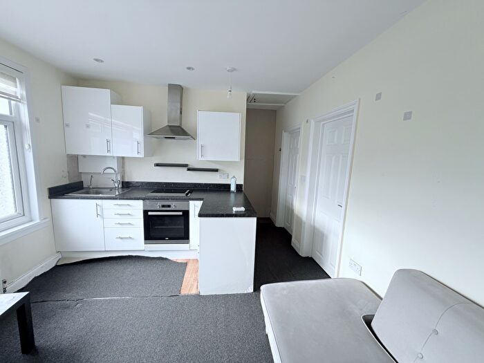 2 Bedroom Flat To Rent In Evesham Road, N11