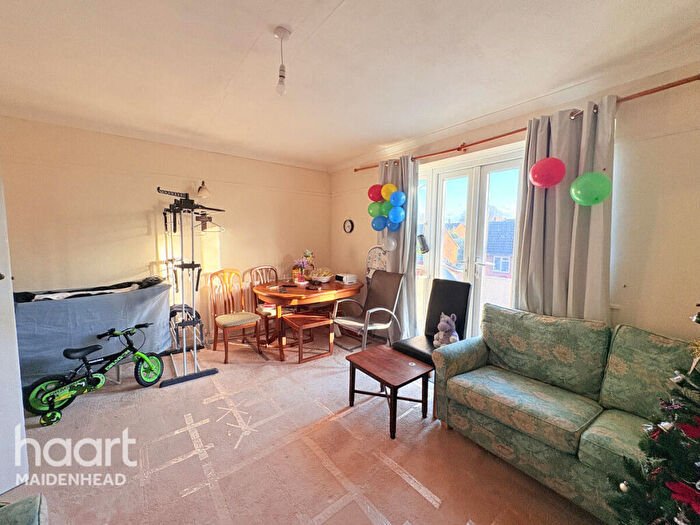 2 Bedroom Apartment For Sale In Courtlands, Maidenhead, SL6