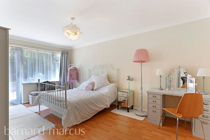 2 Bedroom Flat To Rent In Lovelace Gardens, Surbiton, KT6