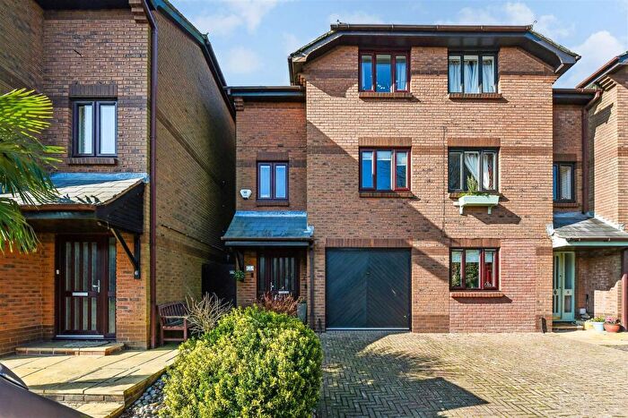 3 Bedroom End Of Terrace House To Rent In Penfolds Place, Arundel, BN18