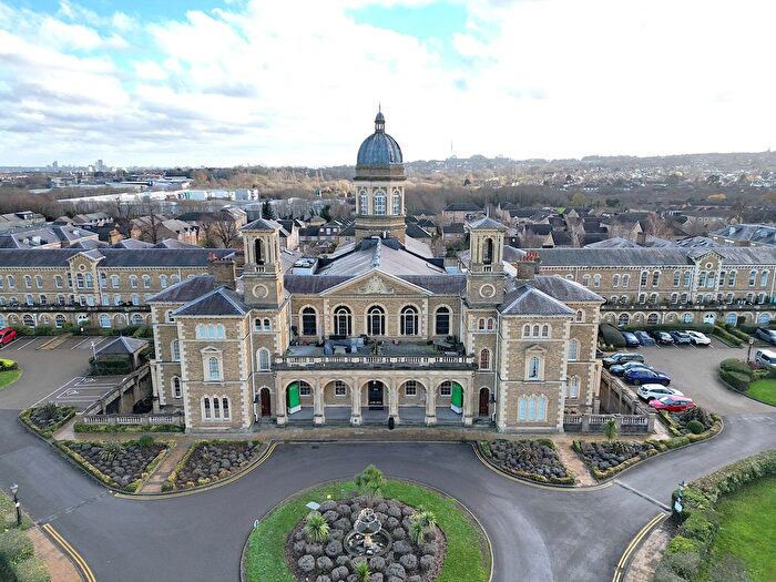 3 Bedroom Flat To Rent In Princess Park Manor, Royal Drive, London, Greater London, N11