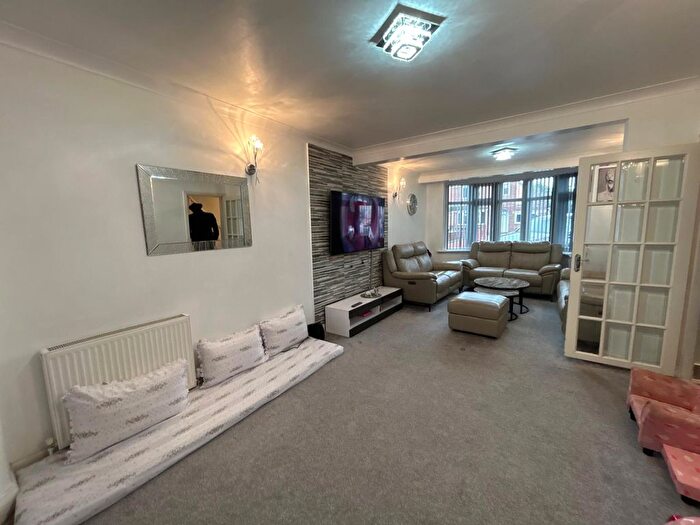 3 Bedroom Semi-Detached House To Rent In Carnarvon Drive, Hayes, UB3