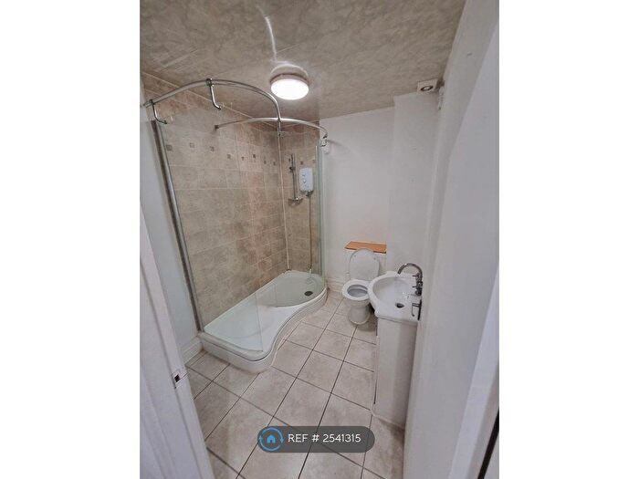 2 Bedroom Flat To Rent In Alban Court, Ashton-Under-Lyne, OL6