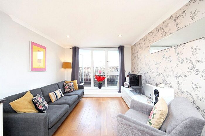 2 Bedroom Flat For Sale In Trinity Mews, London, E1