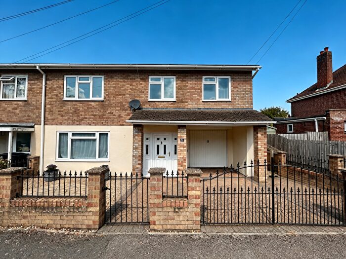 4 Bedroom End Of Terrace House For Sale In Crookhayes, SP7
