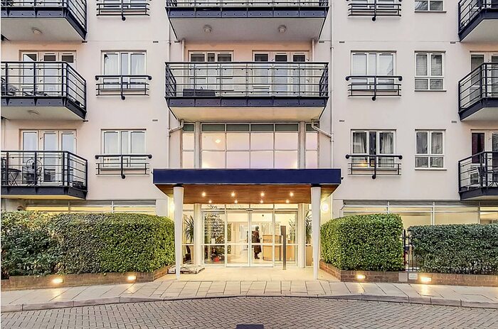 2 Bedroom Apartment To Rent In Bramber House Seven Kings Way Kingston Upon Thames, KT2