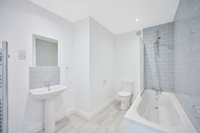 2 Bedroom Flat To Rent In Bath Road, Cranford, Hounslow, TW5