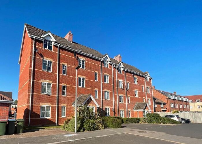 2 Bedroom Flat To Rent In Windsor Court, Newbury, RG14
