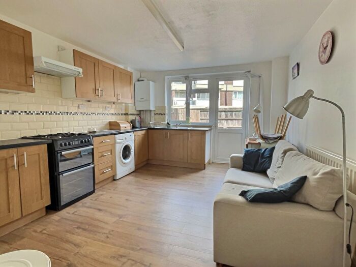 4 Bedroom Flat To Rent In Mandela Street, Oval, London, SW9