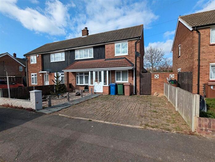3 Bedroom Semi Detached House For Sale In Morant Road, Chadwell St.Mary, RM16