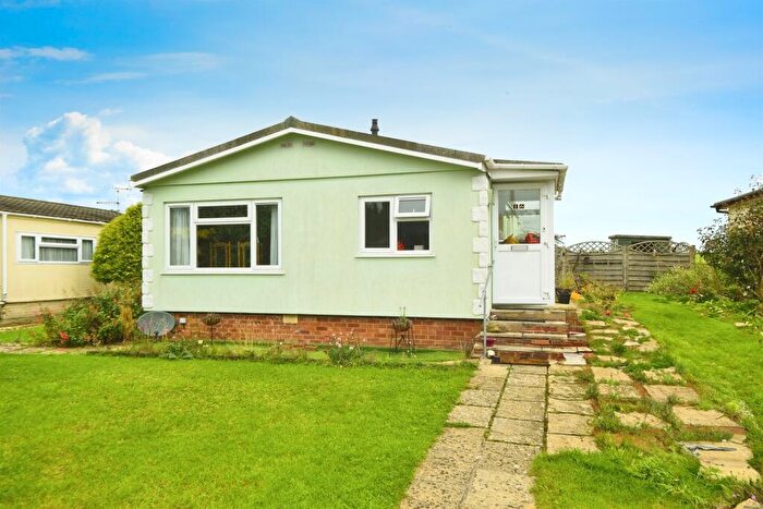 1 Bedroom Park Home For Sale In Greenacres Park, Meysey Hampton, Cirencester, GL7