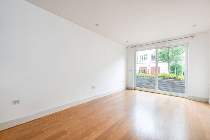 2 Bedroom Flat To Rent In Woodman Mews, Richmond, TW9
