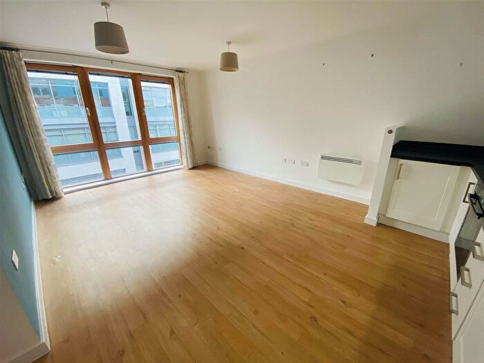 2 Bedroom Flat To Rent In Sweetman Place, Bristol, BS2