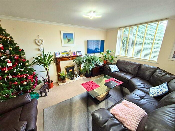 3 Bedroom End Of Terrace House For Sale In Hopyard Close, Leominster, HR6