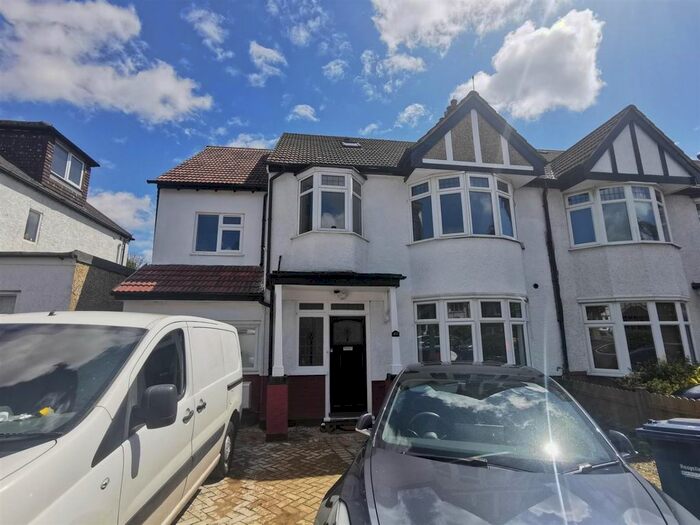 3 Bedroom Flat To Rent In Fairfield Crescent, Edgware, Greater London, HA8