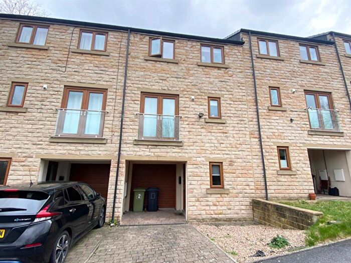 3 Bedroom Town House For Sale In Thistle Heights, Fenay Bridge, Huddersfield, HD8