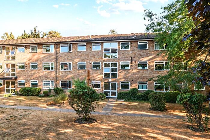 2 Bedroom Flat For Sale In Brockley Combe, Weybridge, KT13