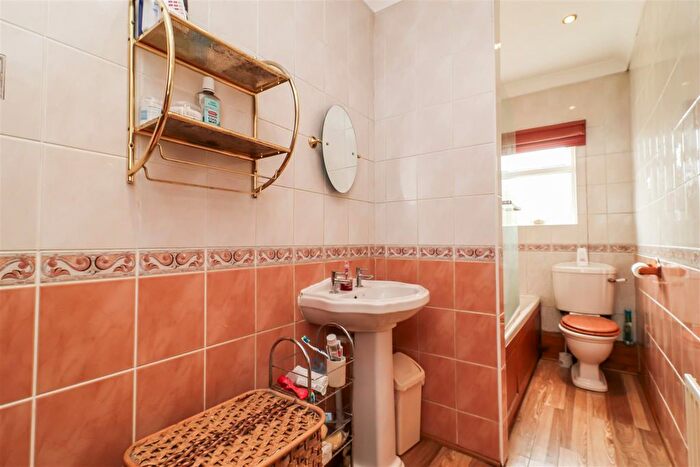 3 Bedroom Terraced House For Sale In Doncaster Road, Wakefield, WF1