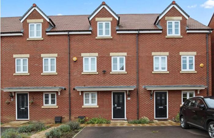 3 Bedroom Town House For Sale In Seaforth Gardens, Bedford, MK40
