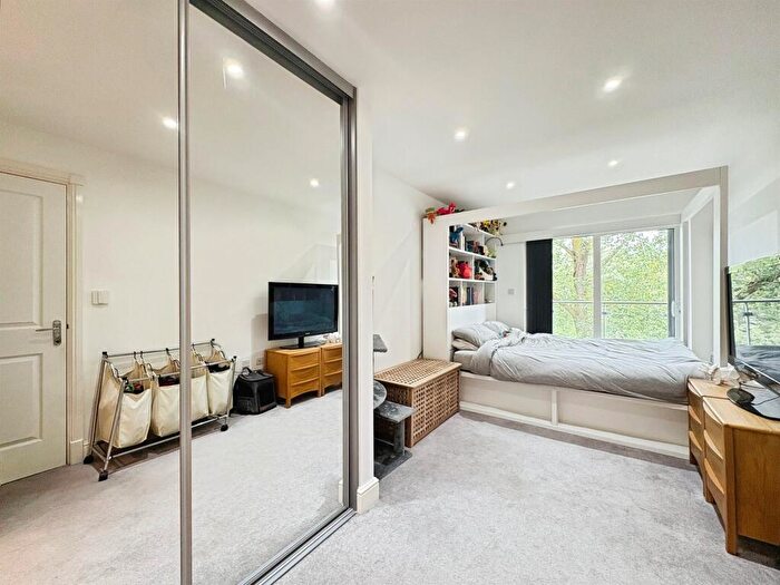 2 Bedroom Apartment For Sale In Kingfisher Close, Warwick, CV34