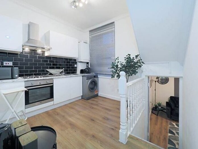 3 Bedroom Flat To Rent In Hammersmith Road, London, W14