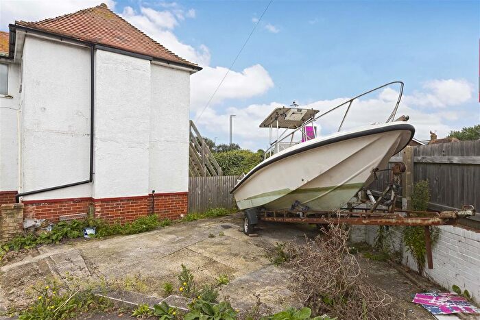 6 Bedroom Property For Sale In West End Way, Lancing, BN15