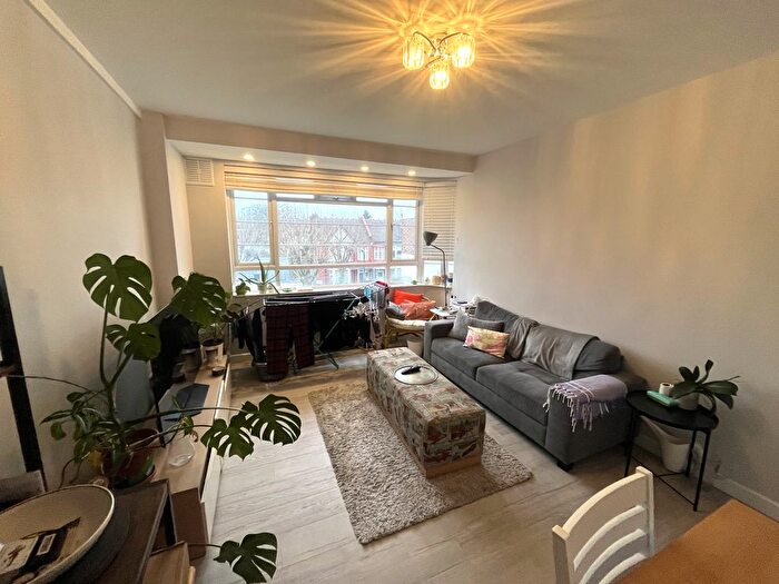 3 Bedroom Flat To Rent In Upper Clapton Road, London, E5